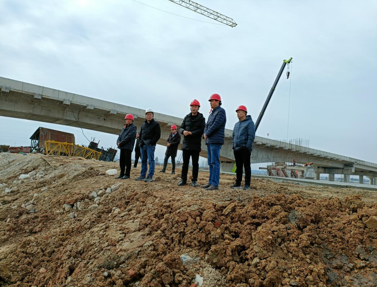 集團公司副總經理湯世才赴G236青通河橋督導項目建設情況